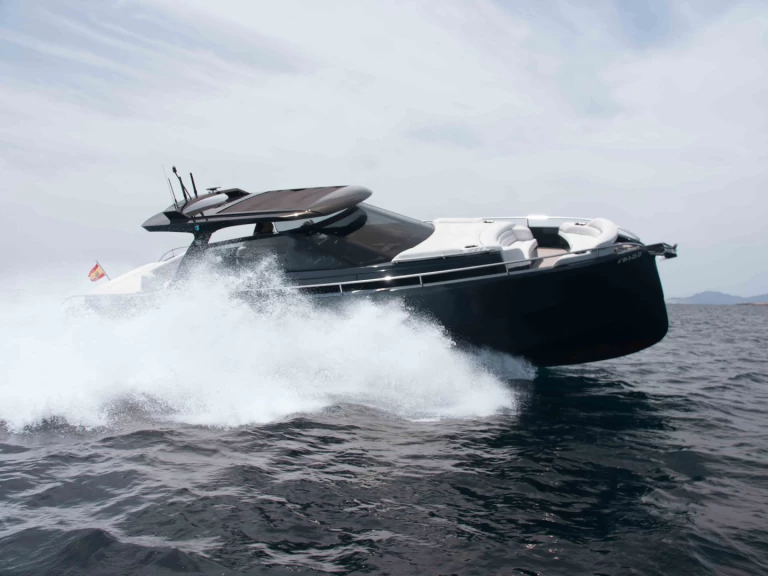 Pronajmout si STEELER BRONSON 50 CELEBRATE LIFE v Ibiza Town