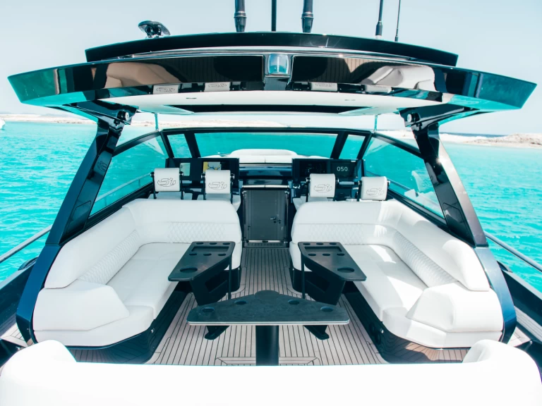 Pronájem lodi Ibiza Town lákavé ceny CELEBRATE LIFE