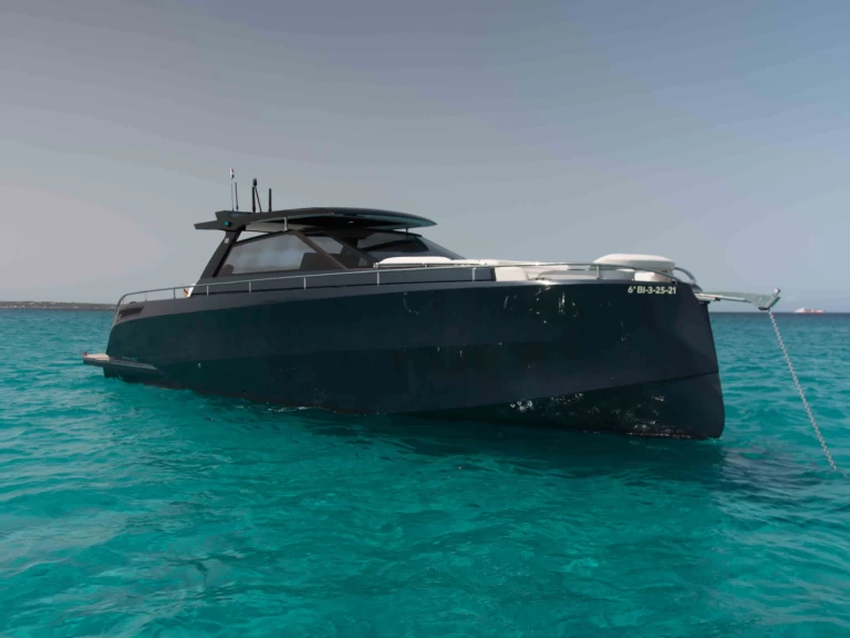 Pronájem lodi Ibiza Town lákavé ceny CELEBRATE LIFE