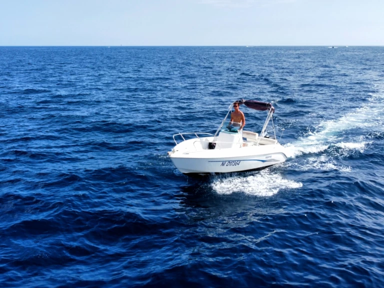 Motorová loď k pronájmu v Mandelieu-la-Napoule za nejlepší cenu