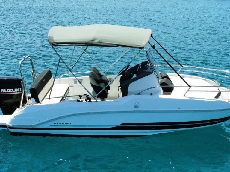 Pronájem Motorová loď Bénéteau s licencí