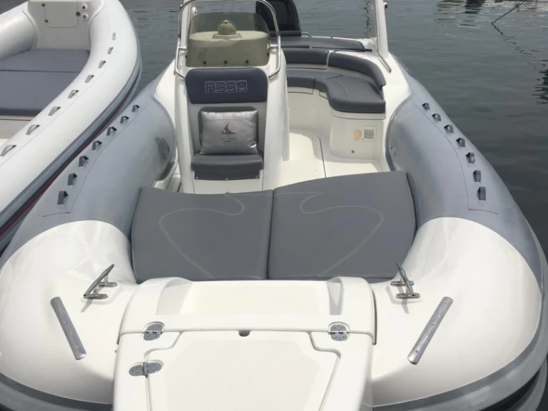 Asso CHARISMA VAMOS jednotlivci a charterové společnosti v Porto di Mergellina