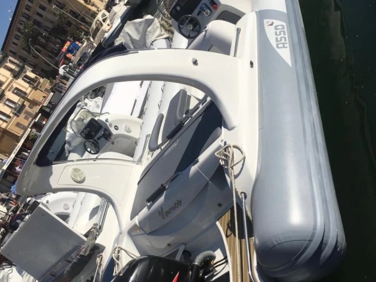 Pronajmout si Asso CHARISMA VAMOS v Porto di Mergellina