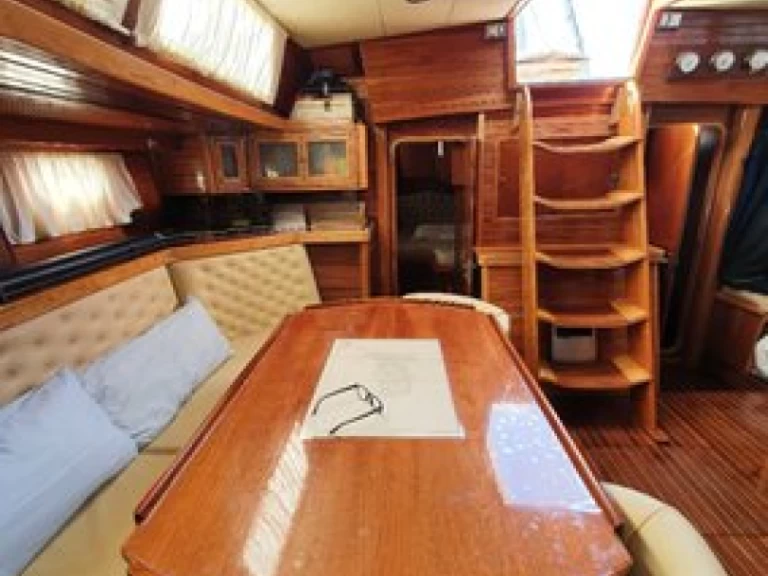 Pronajmout Plachetnice se skipperem či ne Anassis v Cagliari