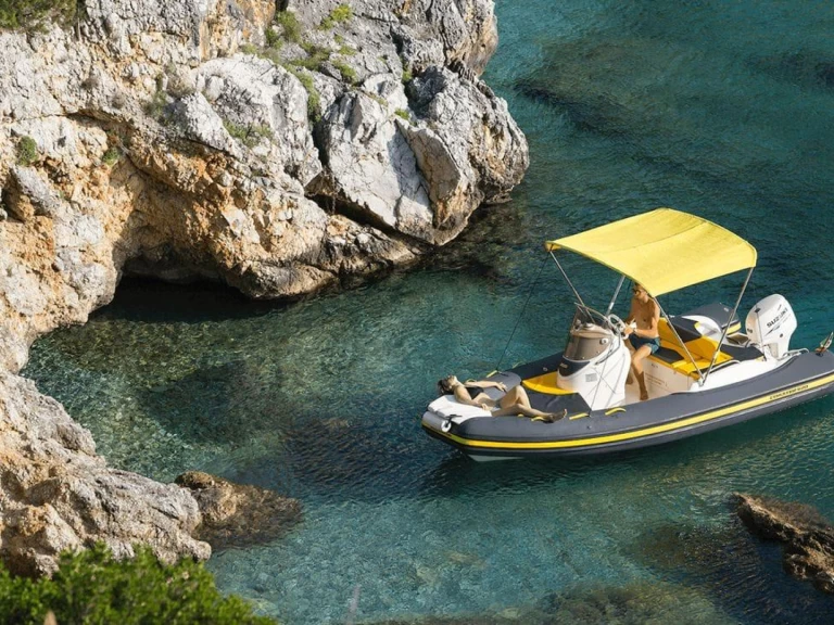 Pronájem Polotuhá loď Joker Boat s licencí