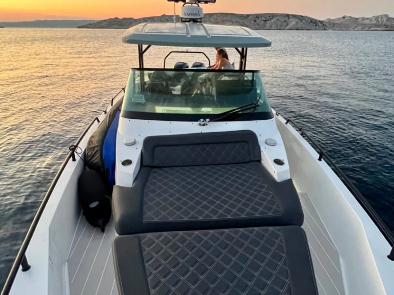 Pronajmout si Axopar 37 T-Top v Marseille