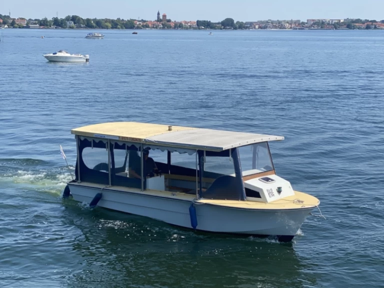 Pronajmout si Tagescharter Barkasse v Waren (Müritz)