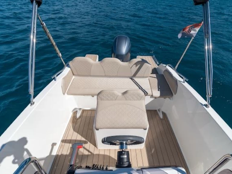 Pronájem lodi speedy Cayman 585 Deluxe v Trogir na Samboatu