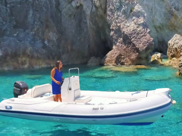 Polotuhá loď k pronájmu v Ponza za nejlepší cenu