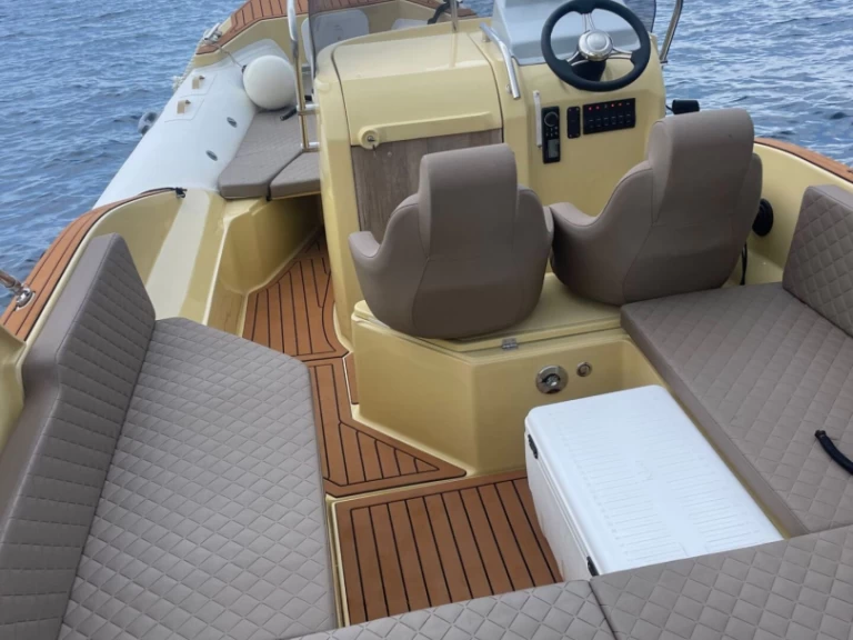 Aquamax 23 jednotlivci a charterové společnosti v Hvar 