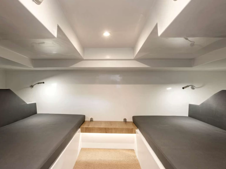 De Antonio 33 SEEA ONE jednotlivci a charterové společnosti v Ibiza Town