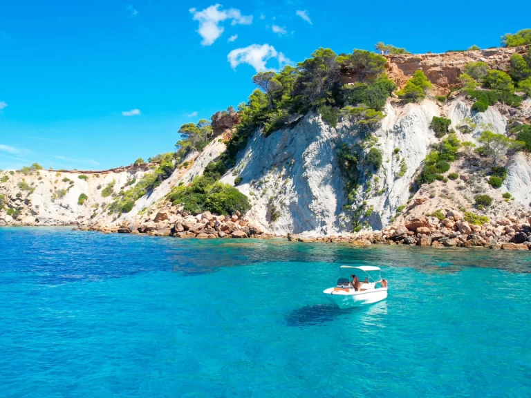 Invictus  Invictus 200SX jednotlivci a charterové společnosti v Sant Antoni de Portmany