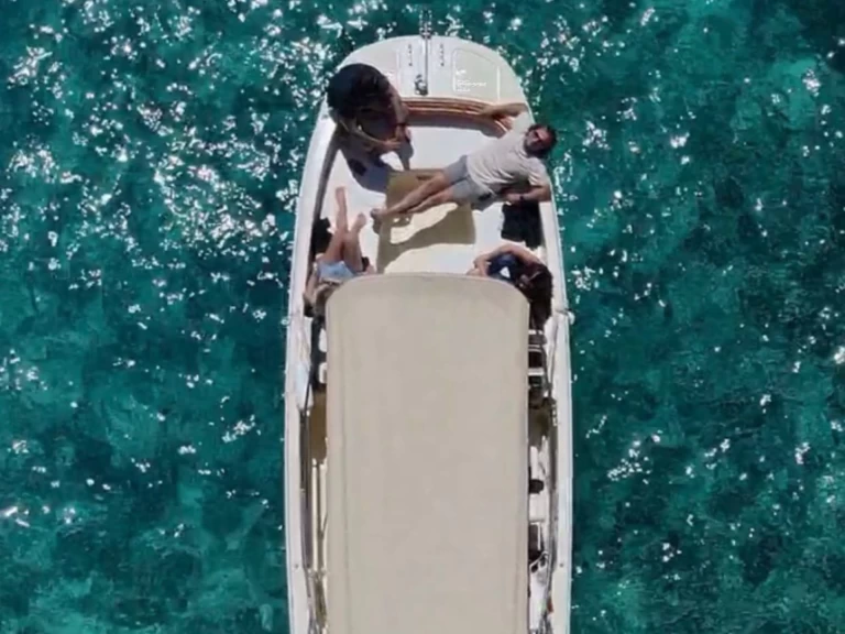 Pronájem lodi Sant Antoni de Portmany lákavé ceny Invictus 200SX