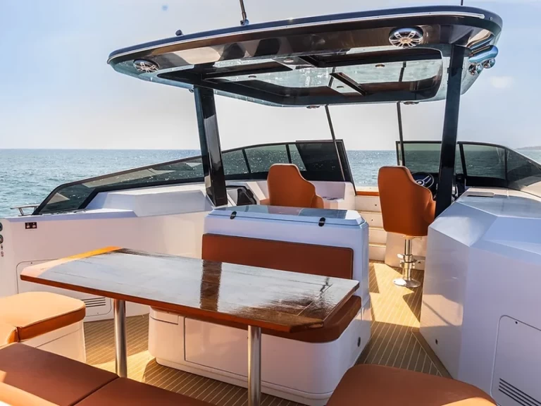 Pronajmout Motorová loď se skipperem či ne HOUSE OF HÜTTER v Ibiza Town