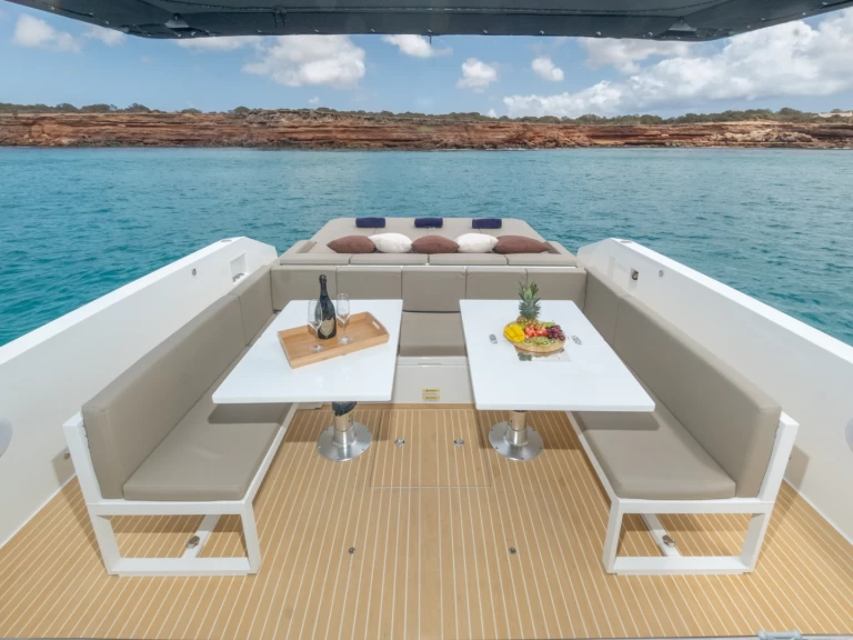 Pronájem Motorová loď De Anton  io Yacht s s licencí