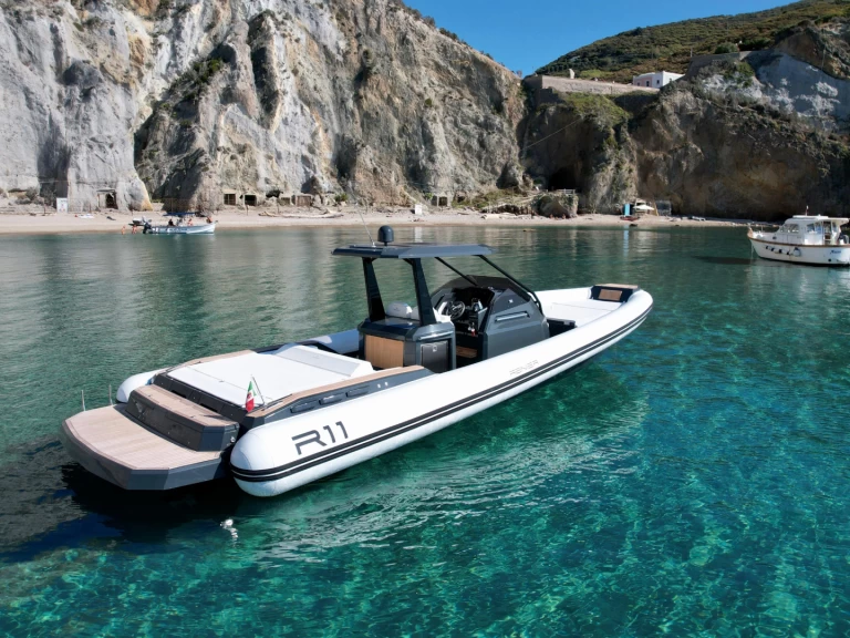 Pronájem Polotuhá loď Renier s licencí