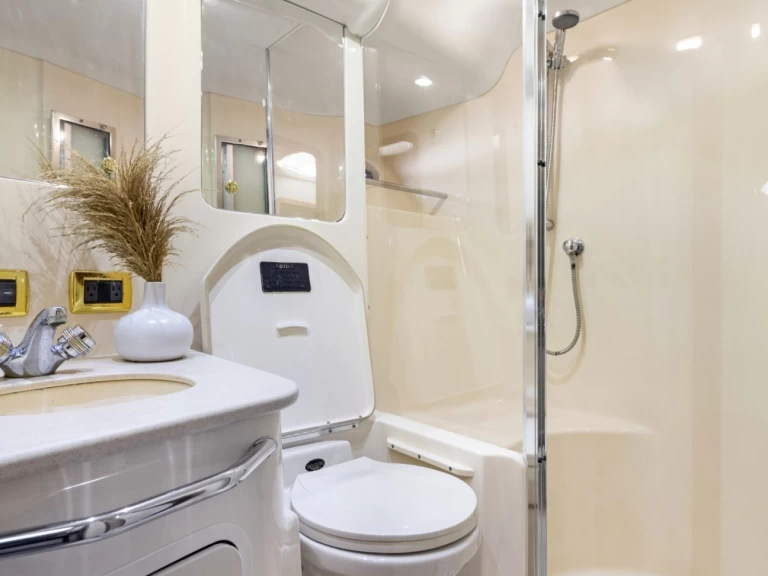 Pronájem lodi Miami lákavé ceny Sea Ray 550 Sedan Bridge