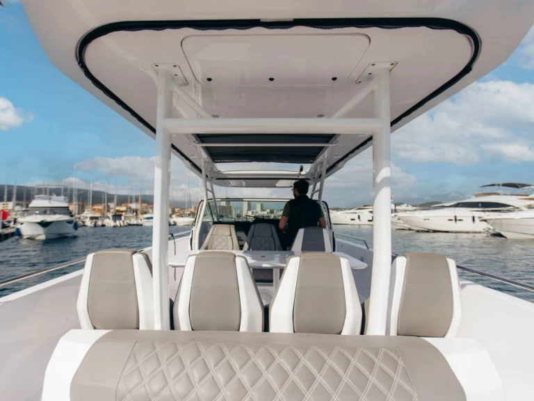 Pronájem lodi Ajaccio lákavé ceny Axopar 37