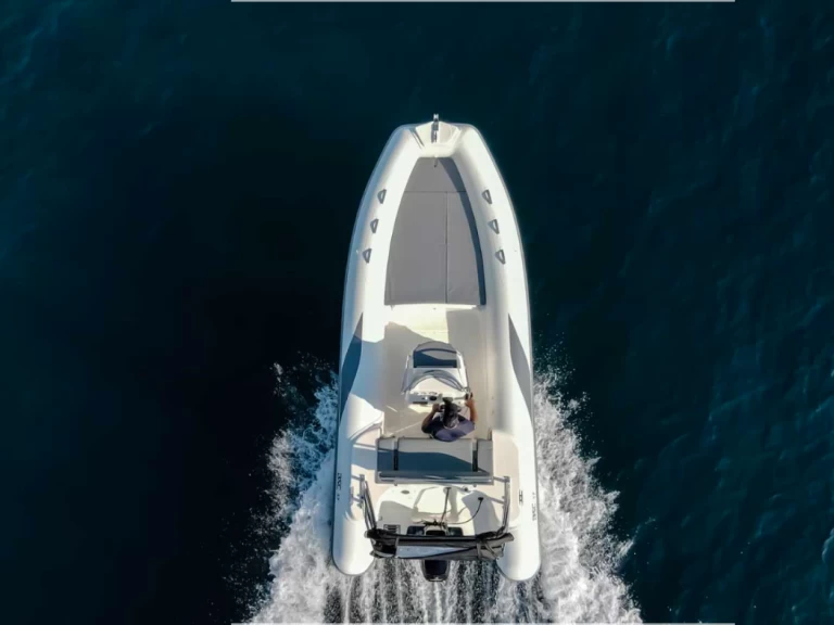 Polotuhá loď k pronájmu v Galéria za nejlepší cenu