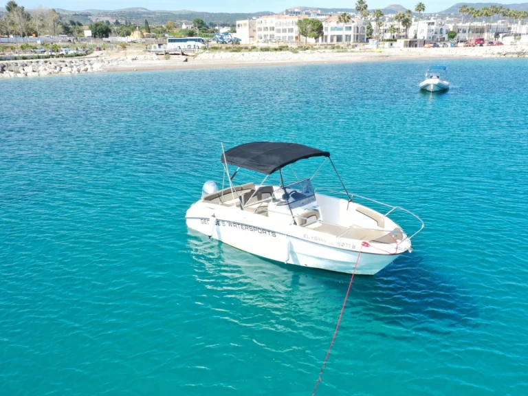 Pronajmout Motorová loď se skipperem či ne Karnic v Latchi