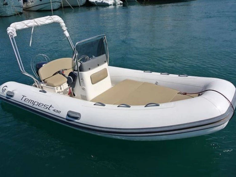 Pronajmout Polotuhá loď se skipperem či ne Capelli v Port de Hyères (St Pierre)