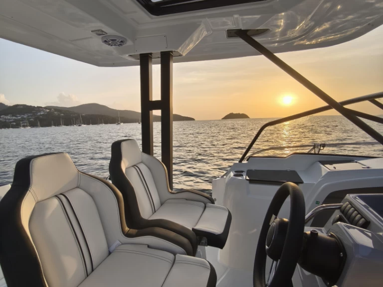 Jeanneau Cap Camarat 9.0 WA jednotlivci a charterové společnosti v Les Trois-Îlets