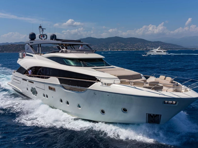 MonteCarloYachts Esmeralda of the Seas jednotlivci a charterové společnosti v Saint Raphael