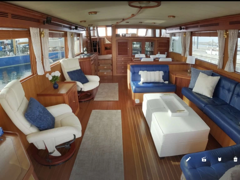 Pronájem lodi Newport lákavé ceny What's Next