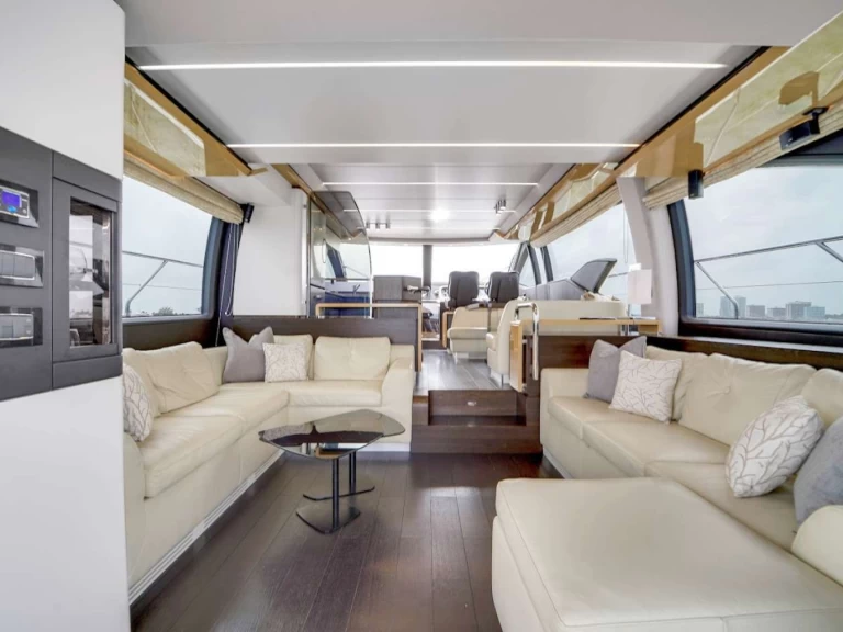 Pronájem Jachta Azimut s licencí