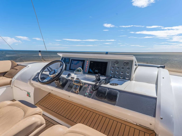 Pronajmout si Princess, UK BLUE EYES v Antibes