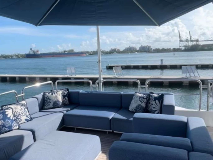 Pronajmout si Azimut Satisfaction v Bahamy