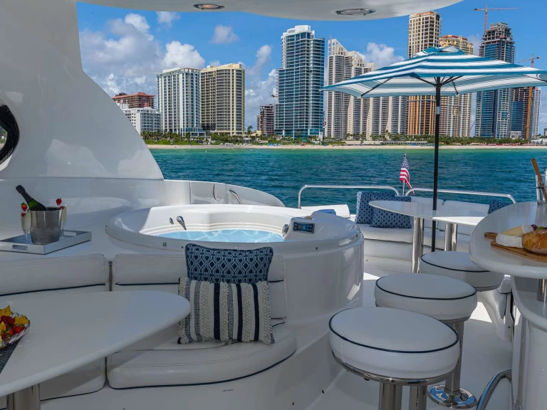 Pronajmout si Lazzara Finally-Aphrodite v Miami