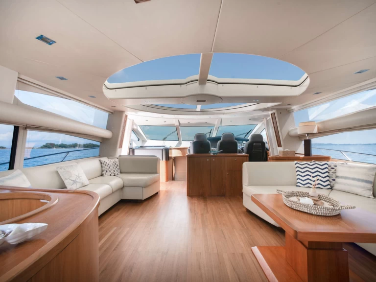 Pronajmout si Sunseeker PHOENIX v Gouvia