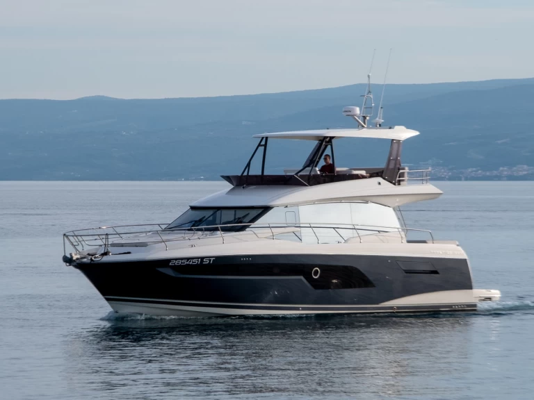Pronajmout si Jeanneau Prestige 520 Flybridge - 3 + 1 cab. v Split