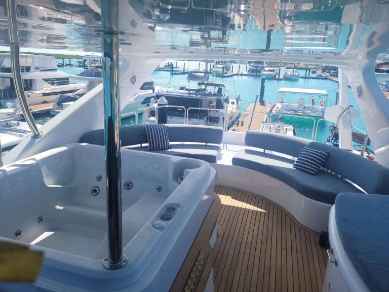 Pronájem lodi Ostrovy Turks a Caicos lákavé ceny Saphire Blue