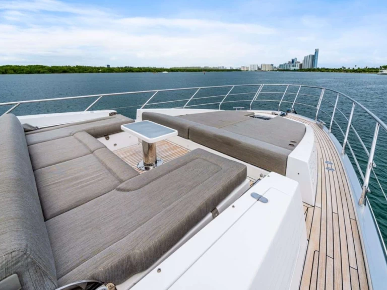 Pronájem Jachta Azimut s licencí