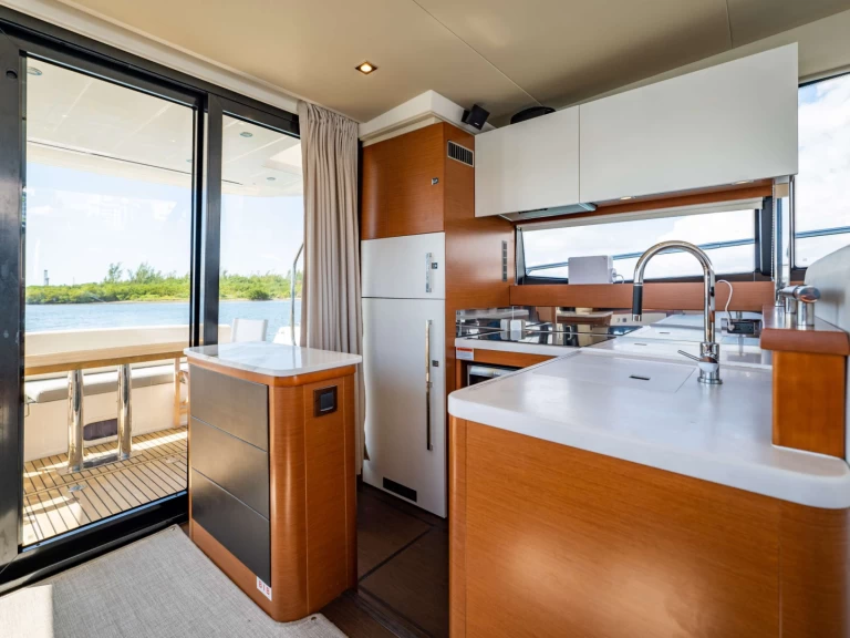 Pronajmout si Prestige Yachts Whisky and Waves v Miami