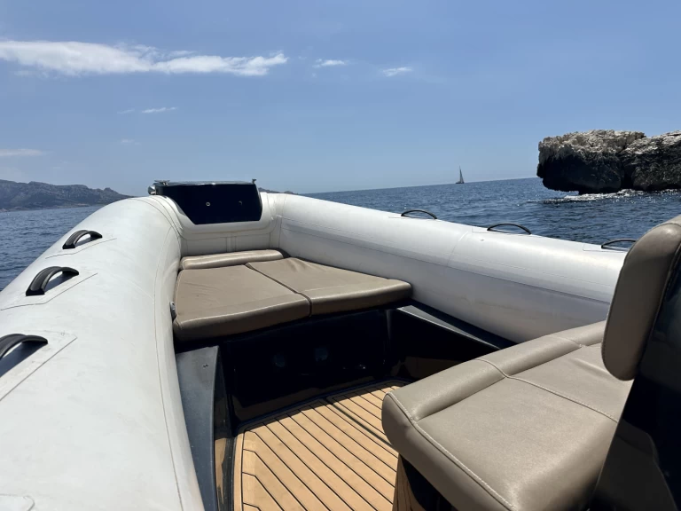 Pronájem Polotuhá loď Brig s licencí