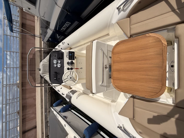 Polotuhá loď k pronájmu v Cannes za nejlepší cenu