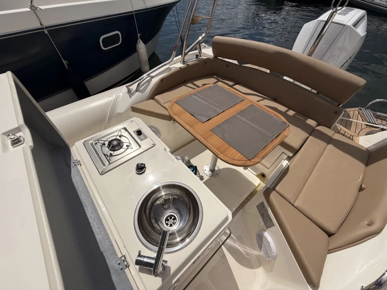 Pronájem Polotuhá loď Nuova Jolly s licencí