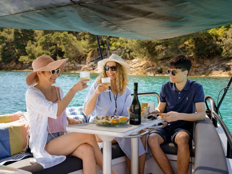 Pronajmout si Axopar 28 cabin v Zadar