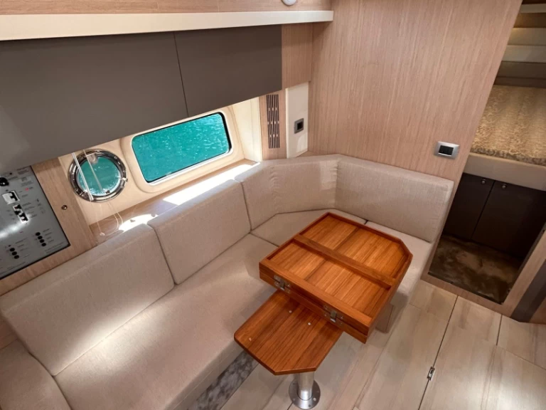 Pronajmout si Cranchi Z 35 v Nettuno