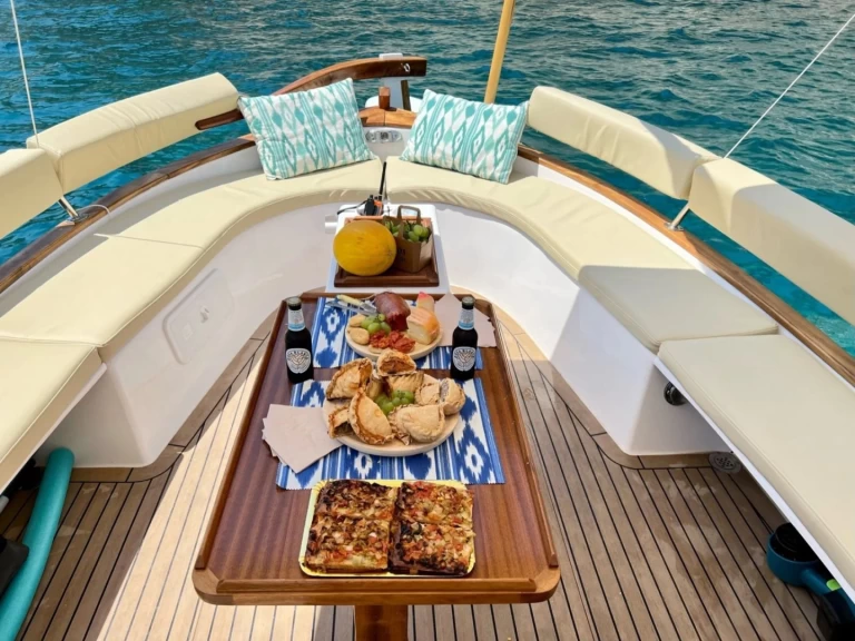 Pronájem jachty v Club Náutico Moraira -Medvolt Marine M7 na Samboatu