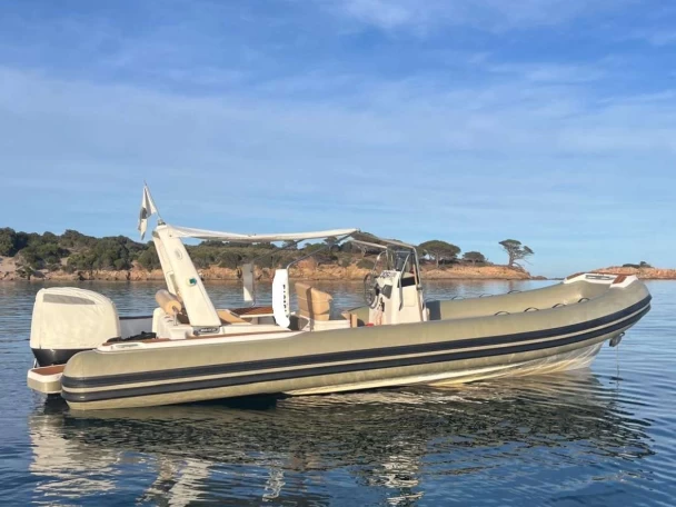 Polotuhá loď k pronájmu v Porto-Vecchio za nejlepší cenu