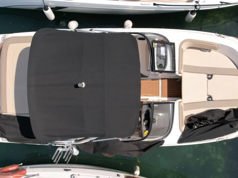 Bayliner VR5 jednotlivci a charterové společnosti v Amphion-les-Bains