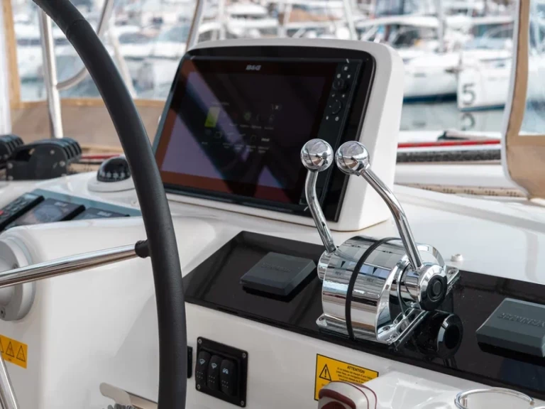 Pronajmout Katamarán se skipperem či ne Lagoon v Tivat