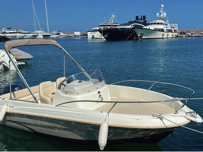 Pronájem Motorová loď Jeanneau s licencí