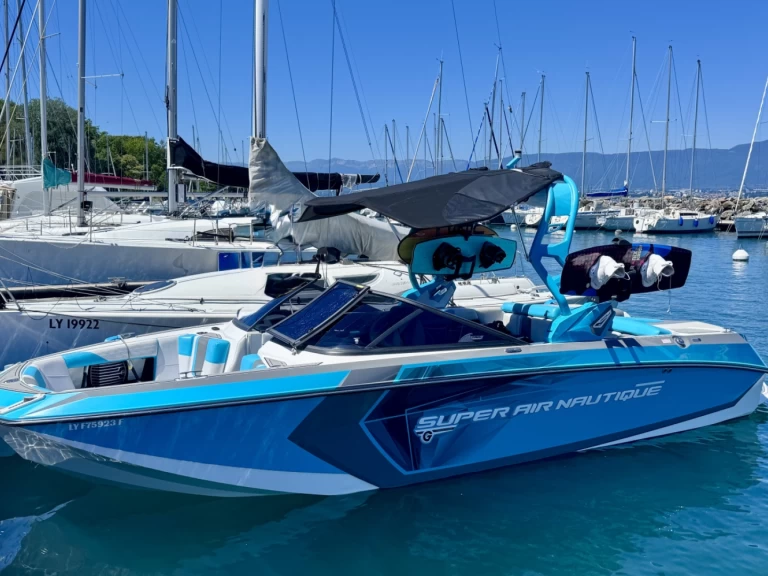 Pronajmout si NAUTIQUE BOAT COMPANY SUPER AIR NAUTIQUE G23 v Yvoire