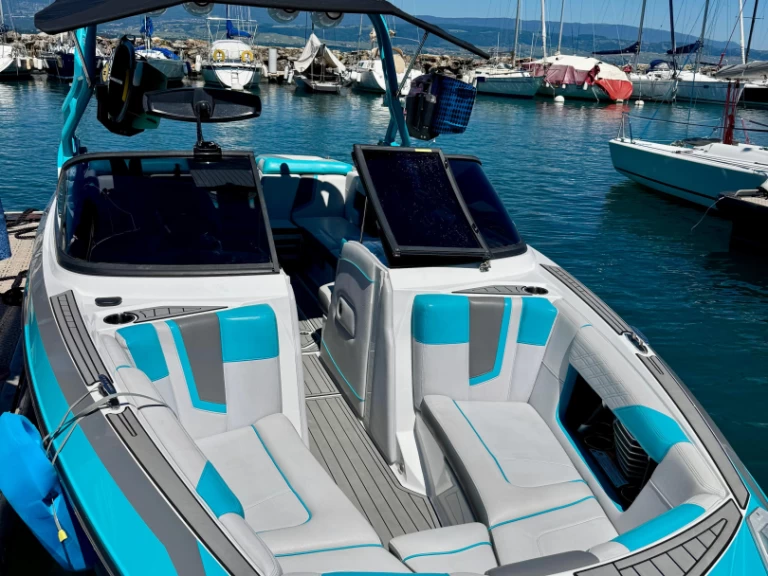 Pronajmout Motorová loď se skipperem či ne NAUTIQUE BOAT COMPANY v Yvoire