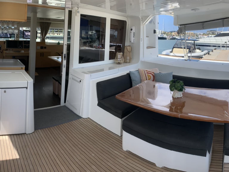 Pronájem lodi Lagoon Lagoon 52F ( + crew)  v Santa Eularia des Riu na Samboatu